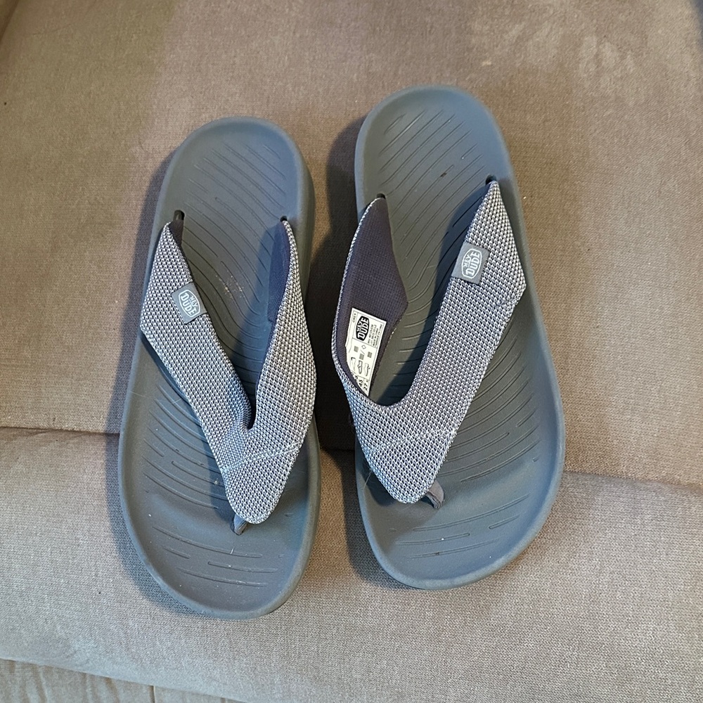 Hey Dude Milo Gray Flip Flop Sandals, size 10 Men’s